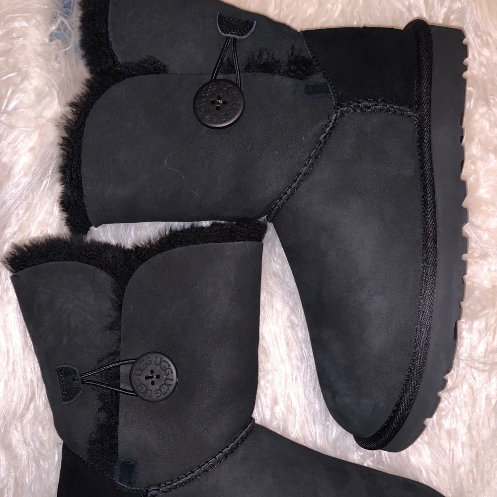 UGG Bailey Button II Boot - Picture 7 of 9